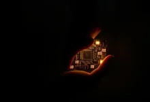 O rápido crescimento da IA no ambiente corporativo traz desafios de segurança. O uso não autorizado de ferramentas de IA (Shadow AI) aumenta os riscos de exposição de dados. Empresas precisam equilibrar a inovação com a segurança, implementando políticas rigorosas e programas de treinamento para mitigar riscos.