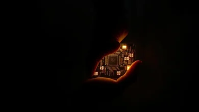 O rápido crescimento da IA no ambiente corporativo traz desafios de segurança. O uso não autorizado de ferramentas de IA (Shadow AI) aumenta os riscos de exposição de dados. Empresas precisam equilibrar a inovação com a segurança, implementando políticas rigorosas e programas de treinamento para mitigar riscos.