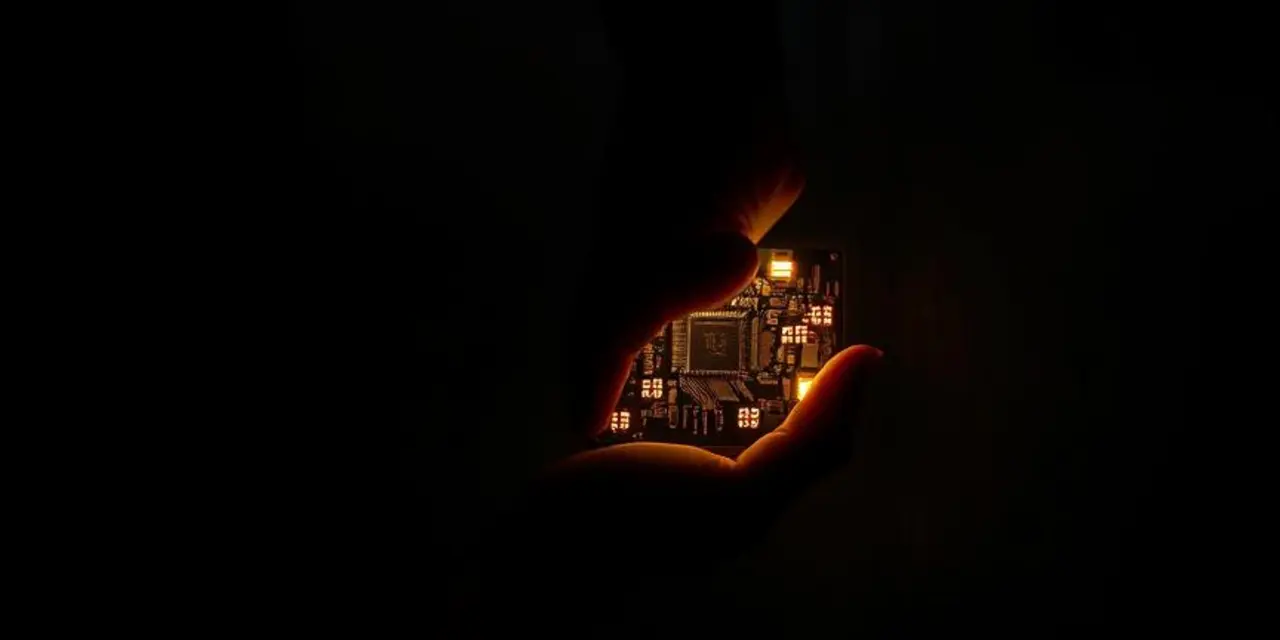 O rápido crescimento da IA no ambiente corporativo traz desafios de segurança. O uso não autorizado de ferramentas de IA (Shadow AI) aumenta os riscos de exposição de dados. Empresas precisam equilibrar a inovação com a segurança, implementando políticas rigorosas e programas de treinamento para mitigar riscos.