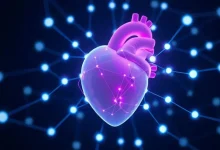 IoT revoluciona a saúde com monitoramento paciente, diagnósticos precisos e otimização de recursos hospitalares. Mas desafios em segurança e integração de sistemas exigem atenção.