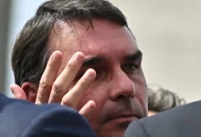 Senador Flávio Bolsonaro relata assalto a casa de família em Resende, RJ. Mãe e avós foram vítimas de criminosos armados que mantiveram a família refém por mais de uma hora.