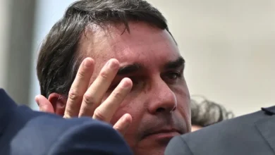 Senador Flávio Bolsonaro relata assalto a casa de família em Resende, RJ. Mãe e avós foram vítimas de criminosos armados que mantiveram a família refém por mais de uma hora.
