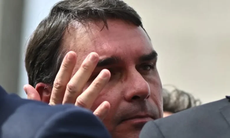 Assalto a Casa de Família de Flávio Bolsonaro em Resende 1 Senador Flávio Bolsonaro relata assalto a casa de família em Resende, RJ. Mãe e avós foram vítimas de criminosos armados que mantiveram a família refém por mais de uma hora.