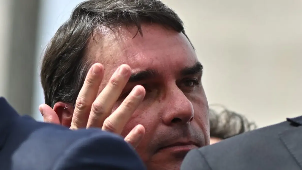 Senador Flávio Bolsonaro relata assalto a casa de família em Resende, RJ. Mãe e avós foram vítimas de criminosos armados que mantiveram a família refém por mais de uma hora.