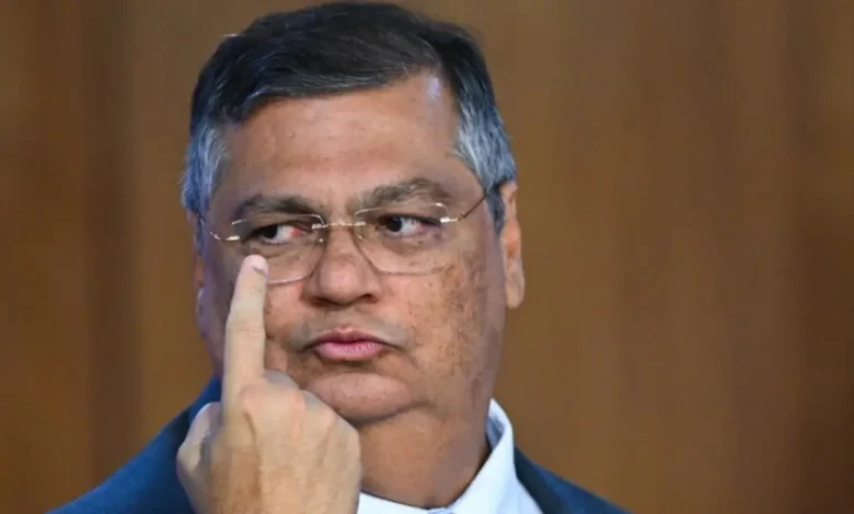 STF decide que sanções estrangeiras não podem ser aplicadas a brasileiros sem respaldo legal. Decisão de Flávio Dino se refere ao caso da Lei Magnitsky e reforça a soberania nacional.