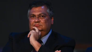 Ministro Dino reforça a importância da homologação judicial para decisões estrangeiras no Brasil, defendendo a soberania nacional e a proteção contra "ingerências estrangeiras". A decisão visa assegurar que leis como a Magnitsky não tenham efeitos no país sem análise judicial brasileira, em consonância com o multilateralismo.
