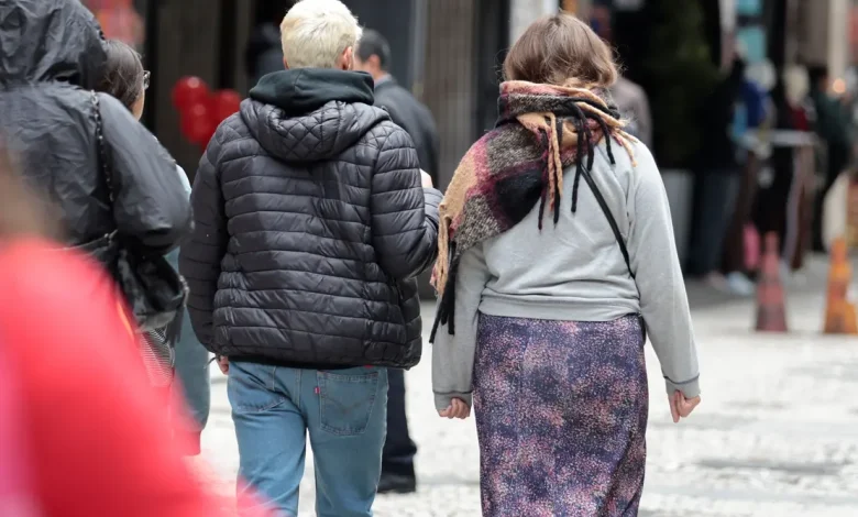 São Paulo Capital enfrenta semana fria e seca com céu azul e poucas nuvens. Noites frias com mínima próxima a 10 graus Celsius exigem roupas quentes.