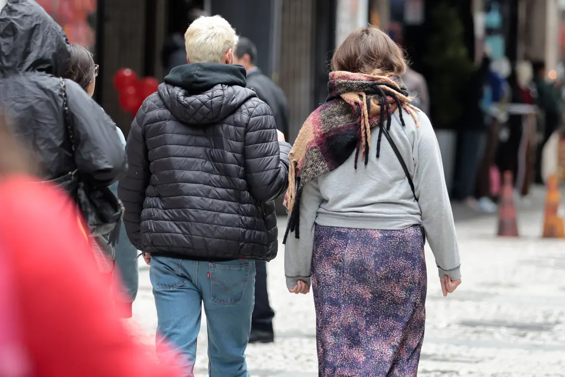 São Paulo Capital enfrenta semana fria e seca com céu azul e poucas nuvens. Noites frias com mínima próxima a 10 graus Celsius exigem roupas quentes.