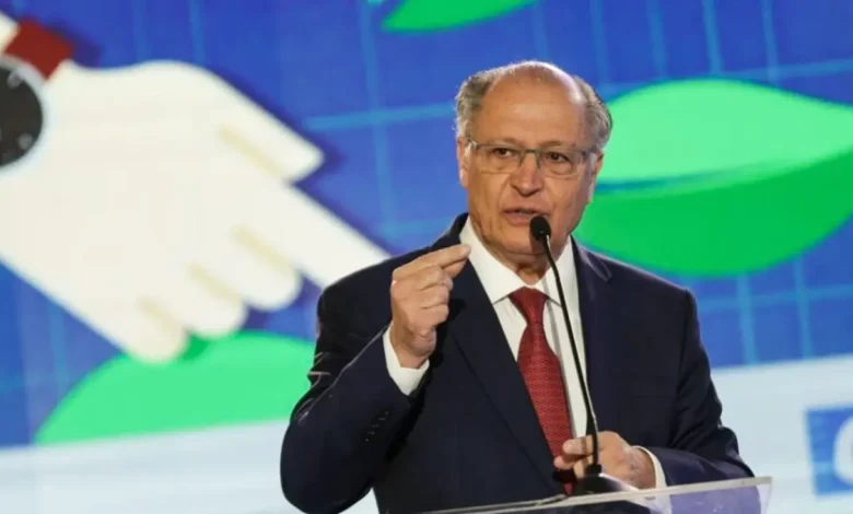 Vice-presidente Alckmin classifica Eduardo Bolsonaro e Paulo Figueiredo como "maus brasileiros" em relação à sanção do Brasil por parte dos EUA. Governo busca diálogo com EUA apesar de dificuldades e exigências de Trump.