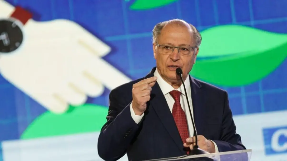 Vice-presidente Alckmin classifica Eduardo Bolsonaro e Paulo Figueiredo como "maus brasileiros" em relação à sanção do Brasil por parte dos EUA. Governo busca diálogo com EUA apesar de dificuldades e exigências de Trump.