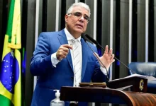 Senador Eduardo Girão e deputado Marcel van Hattem viajam à Argentina para visitar brasileiros presos após atos de 8 de janeiro. Encontro com exilados e jantar com presidente Milei estão na agenda.