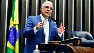 Senador Eduardo Girão e deputado Marcel van Hattem viajam à Argentina para visitar brasileiros presos após atos de 8 de janeiro. Encontro com exilados e jantar com presidente Milei estão na agenda.