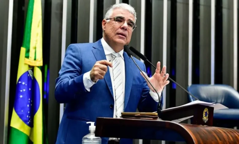 Senador Eduardo Girão e deputado Marcel van Hattem viajam à Argentina para visitar brasileiros presos após atos de 8 de janeiro. Encontro com exilados e jantar com presidente Milei estão na agenda.