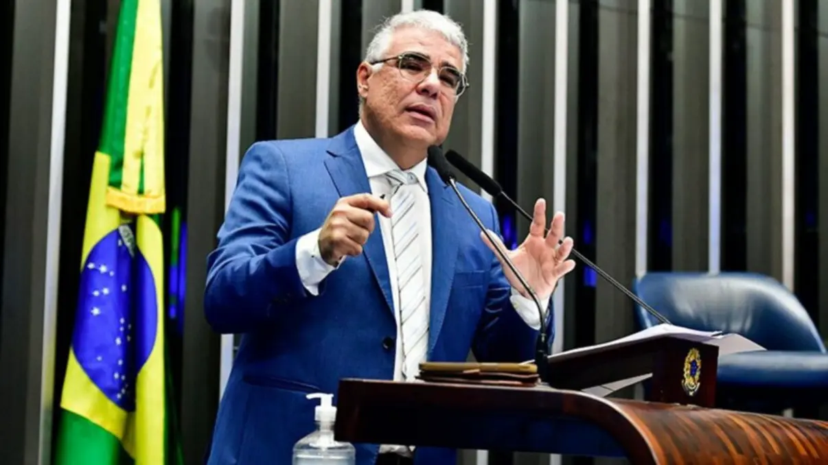 Senador Eduardo Girão e deputado Marcel van Hattem viajam à Argentina para visitar brasileiros presos após atos de 8 de janeiro. Encontro com exilados e jantar com presidente Milei estão na agenda.