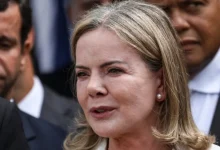 Justiça do DF nega indenização a Gleisi Hoffmann e Lindbergh Farias contra Gustavo Gayer por publicação nas redes sociais. Decisão considera tom grosseiro mas dentro da crítica política. Gleisi também apresentou queixa-crime por injúria e difamação no STF.