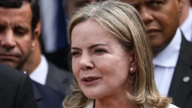 Justiça do DF nega indenização a Gleisi Hoffmann e Lindbergh Farias contra Gustavo Gayer por publicação nas redes sociais. Decisão considera tom grosseiro mas dentro da crítica política. Gleisi também apresentou queixa-crime por injúria e difamação no STF.