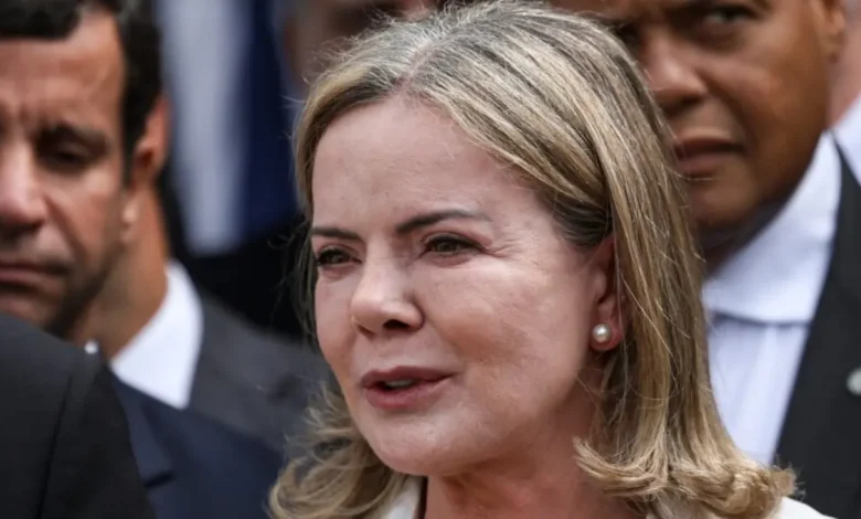 Justiça do DF nega indenização a Gleisi Hoffmann e Lindbergh Farias contra Gustavo Gayer por publicação nas redes sociais. Decisão considera tom grosseiro mas dentro da crítica política. Gleisi também apresentou queixa-crime por injúria e difamação no STF.