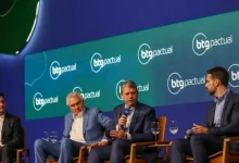 Centrão articula candidatura alternativa à direita para 2026, buscando unir forças contra Lula. Ronaldo Caiado, Tarcísio de Freitas e outros governadores são considerados pré-candidatos, mas Bolsonaro busca influência no processo. Tenso clima entre filhos do ex-presidente e políticos do Centrão.