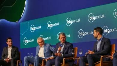 Centrão articula candidatura alternativa à direita para 2026, buscando unir forças contra Lula. Ronaldo Caiado, Tarcísio de Freitas e outros governadores são considerados pré-candidatos, mas Bolsonaro busca influência no processo. Tenso clima entre filhos do ex-presidente e políticos do Centrão.