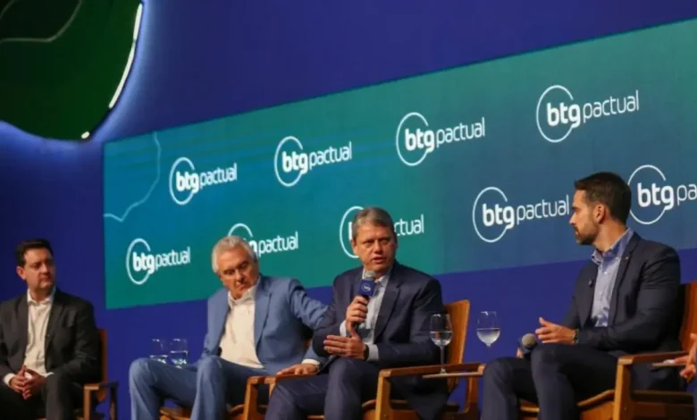 Centrão articula candidatura alternativa à direita para 2026, buscando unir forças contra Lula. Ronaldo Caiado, Tarcísio de Freitas e outros governadores são considerados pré-candidatos, mas Bolsonaro busca influência no processo. Tenso clima entre filhos do ex-presidente e políticos do Centrão.