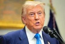 Donald Trump ameaça aumentar tarifas sobre produtos indianos em resposta às compras de petróleo russo. Trump acusa a Índia de lucrar com a venda de petróleo russo e de demonstrar indiferença ao conflito na Ucrânia.