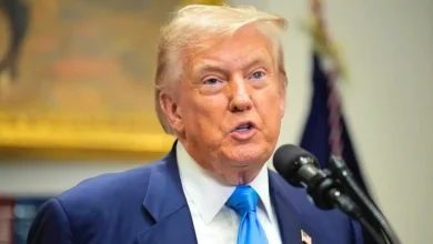Donald Trump ameaça aumentar tarifas sobre produtos indianos em resposta às compras de petróleo russo. Trump acusa a Índia de lucrar com a venda de petróleo russo e de demonstrar indiferença ao conflito na Ucrânia.