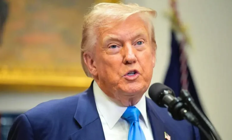 Donald Trump ameaça aumentar tarifas sobre produtos indianos em resposta às compras de petróleo russo. Trump acusa a Índia de lucrar com a venda de petróleo russo e de demonstrar indiferença ao conflito na Ucrânia.