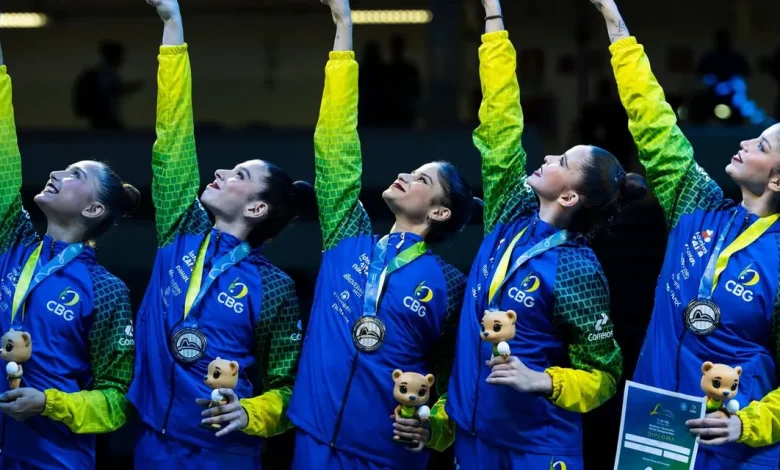 Ginástica Rítmica Brasileira Conquista Prata em Mundial Adulto 1 Ginástica rítmica brasileira conquista primeira medalha de prata em Mundial adulto. Equipe encantou o público no Rio de Janeiro e garante vaga nas finais por aparelhos. Historic!