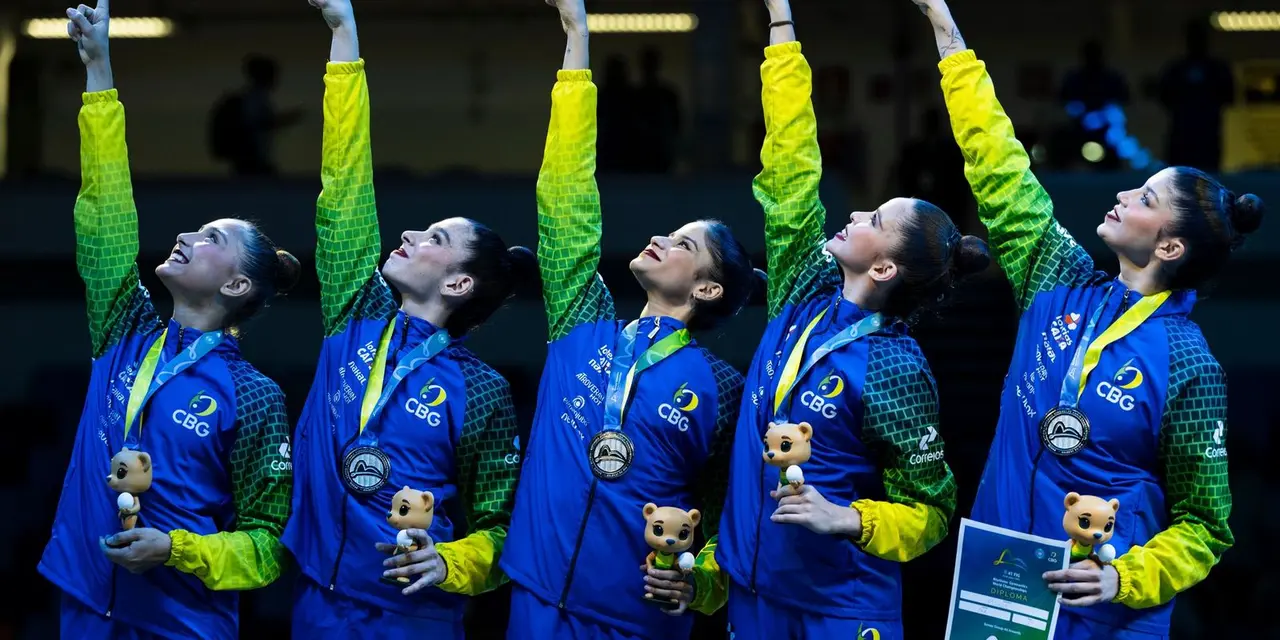 Ginástica rítmica brasileira conquista primeira medalha de prata em Mundial adulto. Equipe encantou o público no Rio de Janeiro e garante vaga nas finais por aparelhos. Historic!