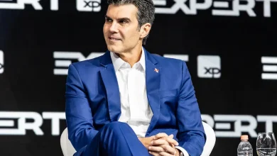 Governador do Pará, Helder Barbalho, nomeado como favorito para vaga de vice-presidente em 2026 ao lado de Lula, enfrenta desafios para organizar a COP30, evento ambiental de grande repercussão. O sucesso da conferência pode impactar sua candidatura.