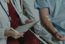 Caso de peste bubônica confirmado na Califórnia. Paciente em recuperação após picada de pulga infectada. A doença, também conhecida como "Peste Negra", é tratável com antibióticos.