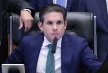 Câmara dos Deputados aprova projeto para endurecer penas contra parlamentares que se envolvam em agressões ou obstrução do funcionamento da Casa. A iniciativa surge após a ocupação da mesa diretora por deputados da oposição. Punições podem incluir suspensão do mandato.