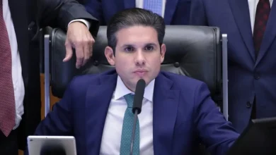 Câmara dos Deputados aprova projeto para endurecer penas contra parlamentares que se envolvam em agressões ou obstrução do funcionamento da Casa. A iniciativa surge após a ocupação da mesa diretora por deputados da oposição. Punições podem incluir suspensão do mandato.