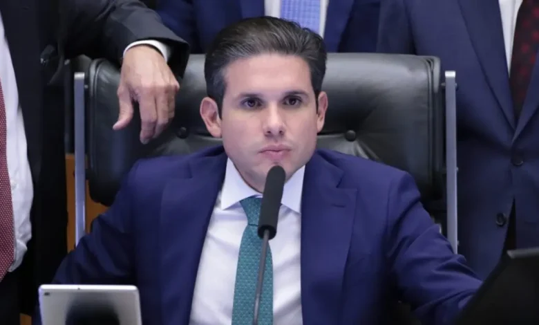 Câmara dos Deputados aprova projeto para endurecer penas contra parlamentares que se envolvam em agressões ou obstrução do funcionamento da Casa. A iniciativa surge após a ocupação da mesa diretora por deputados da oposição. Punições podem incluir suspensão do mandato.