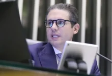 Presidente da Câmara, Hugo Motta, nega acordo com a oposição em troca da desocupação da mesa diretora. Motta afirma que a presidência é inegociável e que a conversa visava uma solução pacífica. A desocupação ocorreu após negociações com o auxílio do deputado Arthur Lira. Senador Rogério Marinho afirma ter acertado a análise de pautas como a anistia.