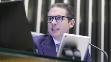 Presidente da Câmara, Hugo Motta, nega acordo com a oposição em troca da desocupação da mesa diretora. Motta afirma que a presidência é inegociável e que a conversa visava uma solução pacífica. A desocupação ocorreu após negociações com o auxílio do deputado Arthur Lira. Senador Rogério Marinho afirma ter acertado a análise de pautas como a anistia.