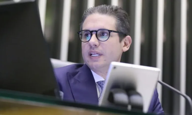 Presidente da Câmara, Hugo Motta, nega acordo com a oposição em troca da desocupação da mesa diretora. Motta afirma que a presidência é inegociável e que a conversa visava uma solução pacífica. A desocupação ocorreu após negociações com o auxílio do deputado Arthur Lira. Senador Rogério Marinho afirma ter acertado a análise de pautas como a anistia.