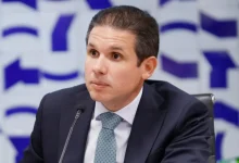 Presidente da Câmara, Hugo Motta, defende punições a parlamentares que ocuparam a mesa diretora em protesto contra a prisão de Bolsonaro. Motta classifica a semana como desafiadora, com crise entre os Poderes e obstrução de trabalhos legislativos. A decisão sobre as punições caberá à mesa diretora da Câmara.