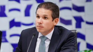 Presidente da Câmara, Hugo Motta, defende punições a parlamentares que ocuparam a mesa diretora em protesto contra a prisão de Bolsonaro. Motta classifica a semana como desafiadora, com crise entre os Poderes e obstrução de trabalhos legislativos. A decisão sobre as punições caberá à mesa diretora da Câmara.