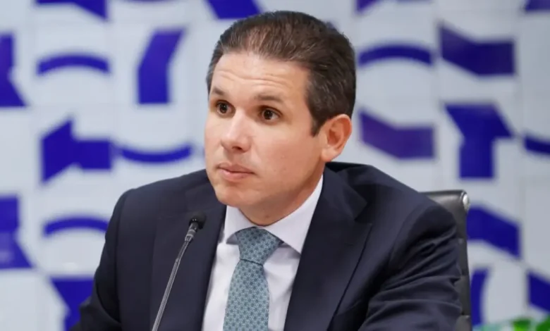 Hugo Motta Defende Punições a Parlamentares que Ocuparam Mesa da Câmara 1 Presidente da Câmara, Hugo Motta, defende punições a parlamentares que ocuparam a mesa diretora em protesto contra a prisão de Bolsonaro. Motta classifica a semana como desafiadora, com crise entre os Poderes e obstrução de trabalhos legislativos. A decisão sobre as punições caberá à mesa diretora da Câmara.