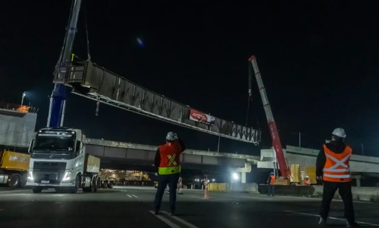 Vigas de alças do Rodoanel Norte içadas em operação especial 1 Vigas de sustentação das alças de acesso do Rodoanel Norte foram içadas em operação especial. Ação marca avanço nas obras e aproxima a conexão com a Rodovia Presidente Dutra. Confira as imagens da conquista da Agência SP.
