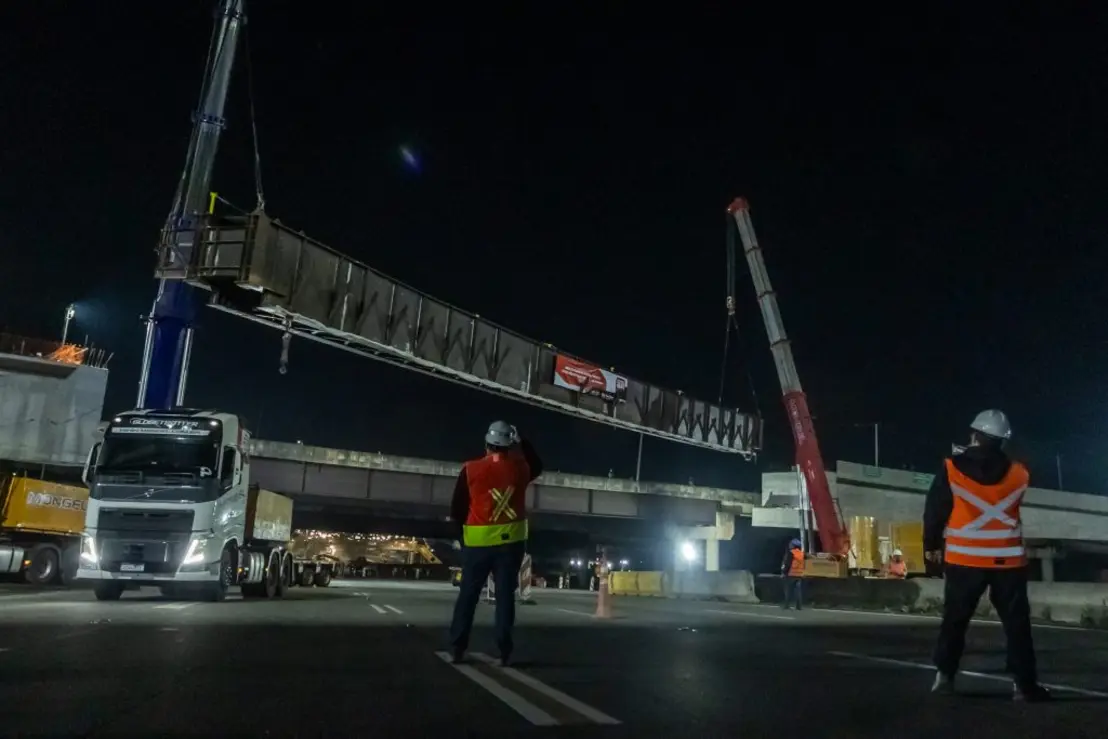 Vigas de sustentação das alças de acesso do Rodoanel Norte foram içadas em operação especial. Ação marca avanço nas obras e aproxima a conexão com a Rodovia Presidente Dutra. Confira as imagens da conquista da Agência SP.