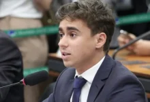 Projeto de lei busca impedir aprovação automática de alunos no ensino fundamental e médio que não atingirem nota necessária. Debate sobre ensino e aprendizagem no Brasil com especialistas e argumentos a favor e contra a proposta.