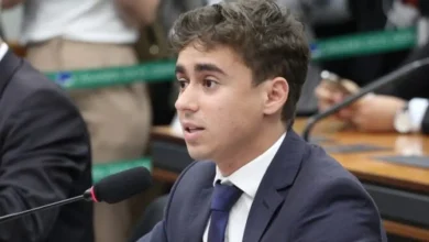 Projeto de lei busca impedir aprovação automática de alunos no ensino fundamental e médio que não atingirem nota necessária. Debate sobre ensino e aprendizagem no Brasil com especialistas e argumentos a favor e contra a proposta.
