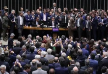 Oposição corre risco de suspensão de mandato após ocupar a Mesa da Câmara por mais de 30 horas em protesto contra a prisão domiciliar de Bolsonaro. Partidos como PT, PSB e PSOL pedem afastamento de 5 deputados por seis meses.