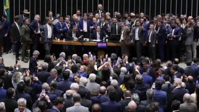 Oposição corre risco de suspensão de mandato após ocupar a Mesa da Câmara por mais de 30 horas em protesto contra a prisão domiciliar de Bolsonaro. Partidos como PT, PSB e PSOL pedem afastamento de 5 deputados por seis meses.