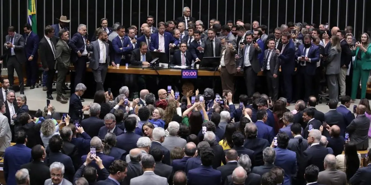 Oposição corre risco de suspensão de mandato após ocupar a Mesa da Câmara por mais de 30 horas em protesto contra a prisão domiciliar de Bolsonaro. Partidos como PT, PSB e PSOL pedem afastamento de 5 deputados por seis meses.