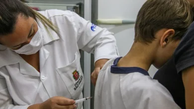 Rio de Janeiro amplia vacinação contra HPV para jovens de 15 a 19 anos. Objetivo é imunizar 90% da faixa etária até o fim do ano. Vacina gratuita no SUS, segura e salva vidas.