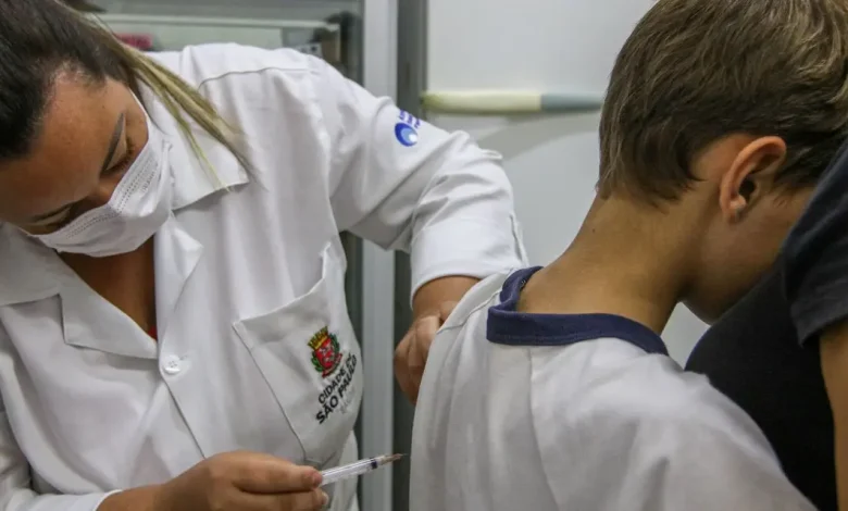 Rio de Janeiro amplia vacinação contra HPV para jovens de 15 a 19 anos. Objetivo é imunizar 90% da faixa etária até o fim do ano. Vacina gratuita no SUS, segura e salva vidas.