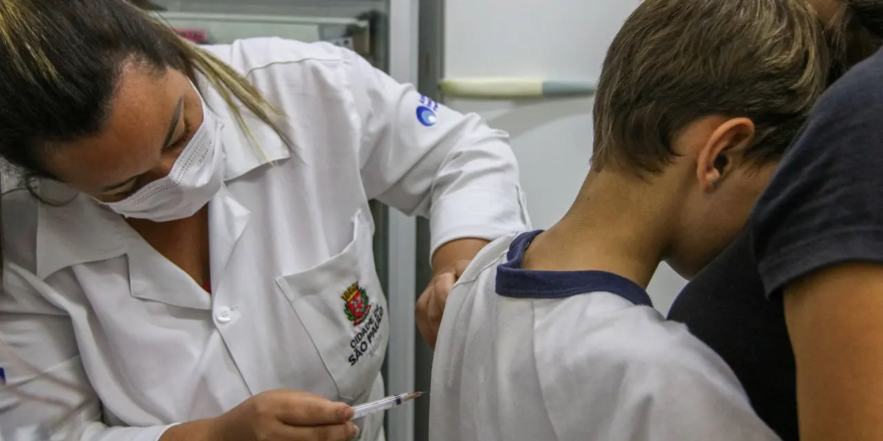 Rio de Janeiro amplia vacinação contra HPV para jovens de 15 a 19 anos. Objetivo é imunizar 90% da faixa etária até o fim do ano. Vacina gratuita no SUS, segura e salva vidas.